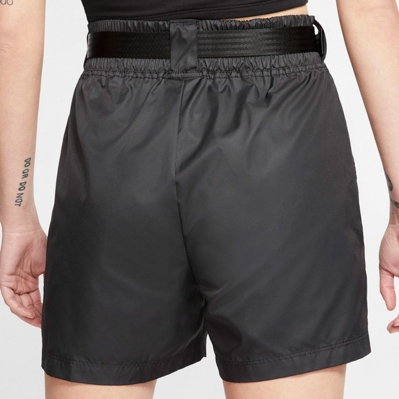 Nike / RARE Sportswear Swoosh Woven Active Shorts with Belt in Black / Size L - Picture 2 of 7